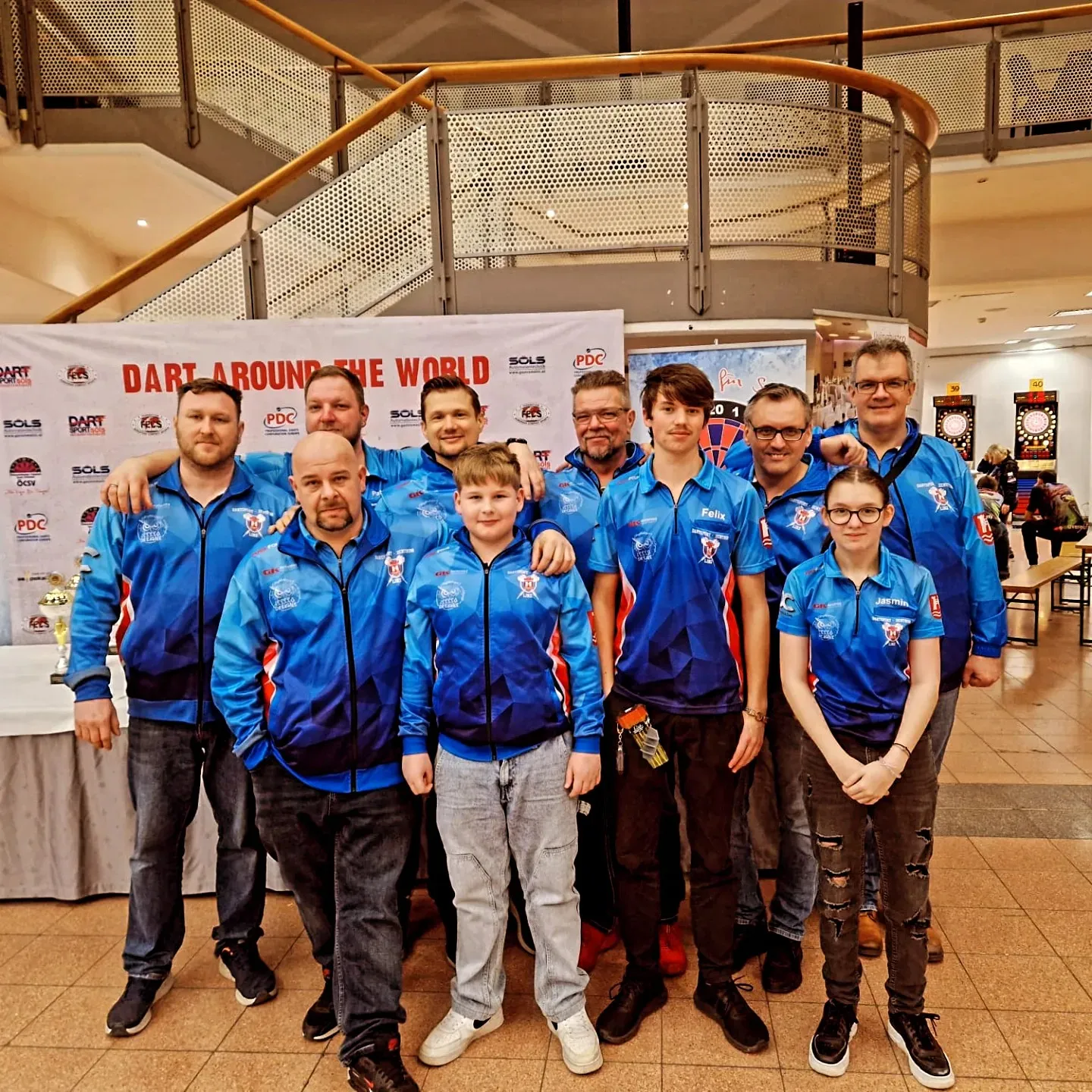 Spielerinnen und Spieler des DSZ Linz in Vereinsjacken